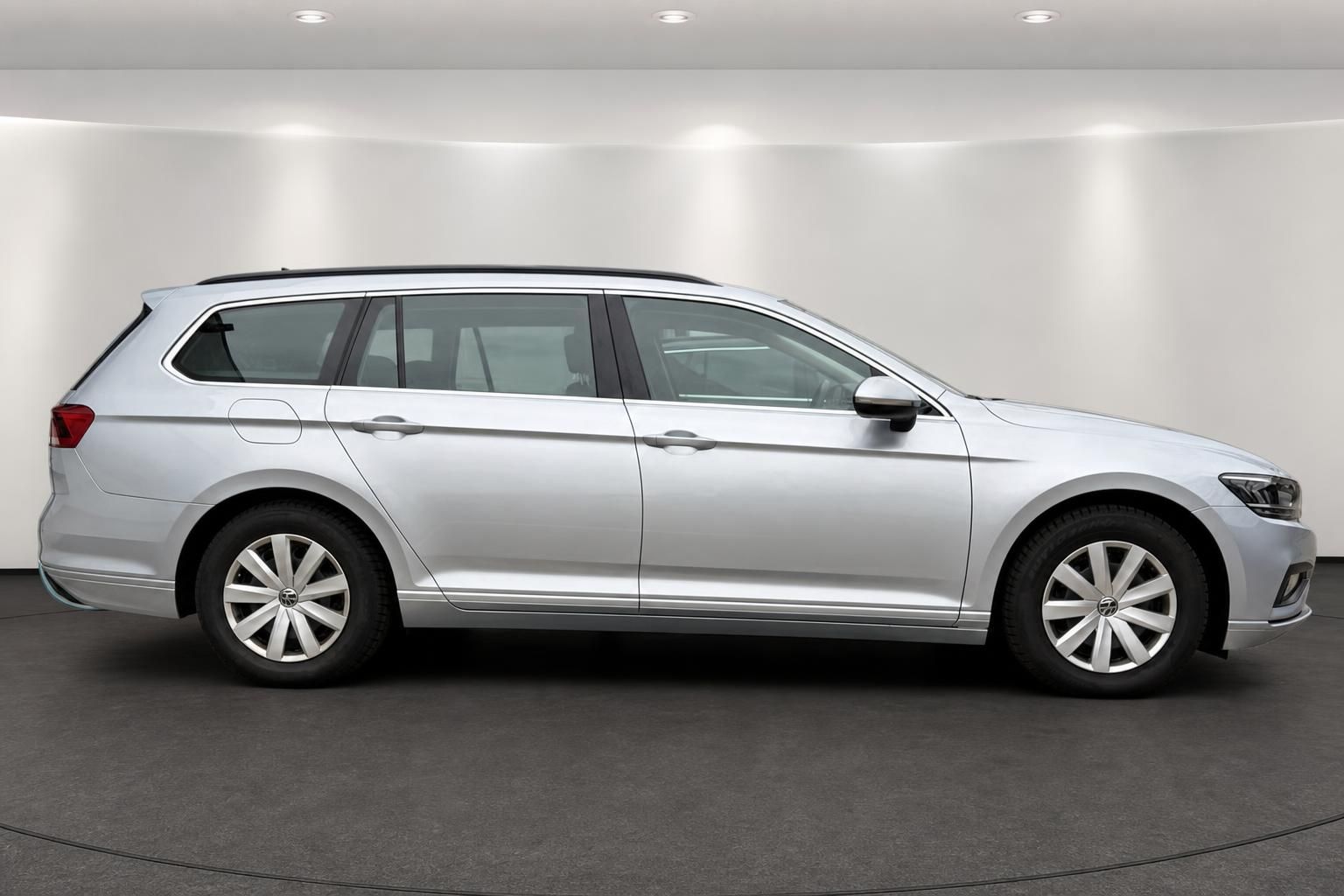 VW Passat Variant silber Seitenansicht im Studio