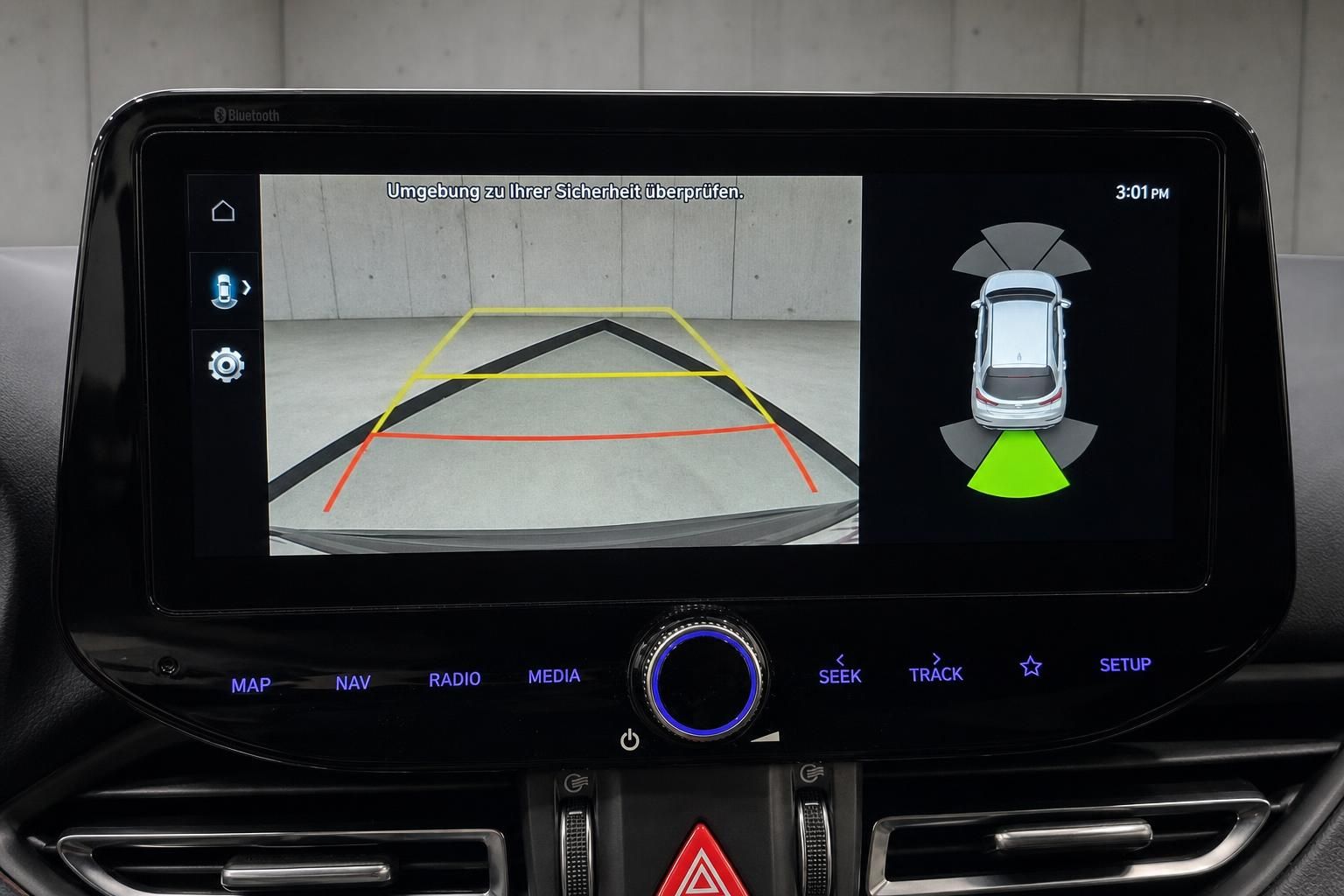 Infotainment-Display mit Rückfahrkamera und 360-Grad-Ansicht