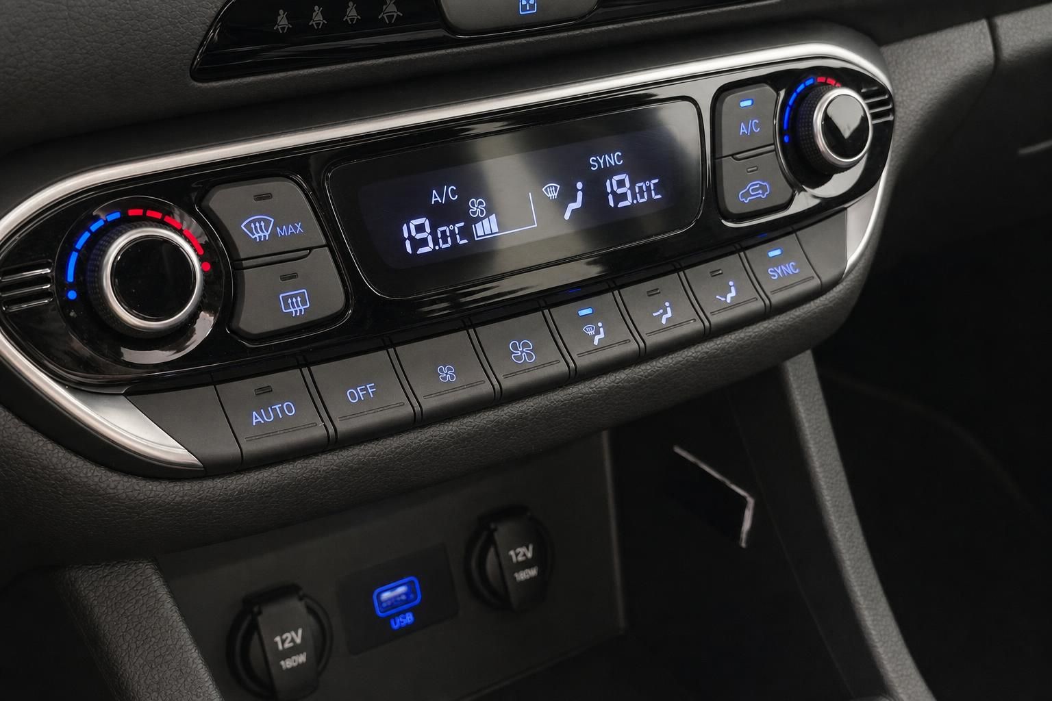 Klimaanlage mit digitalem Display und Bedienelementen im Auto