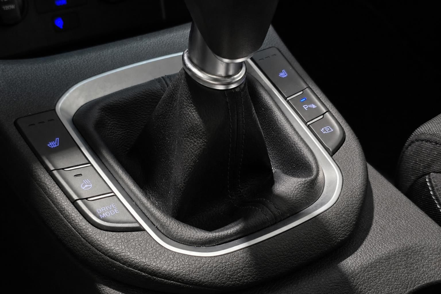 Schalthebel mit Sitzheizung und Fahrmodus-Tasten im Innenraum