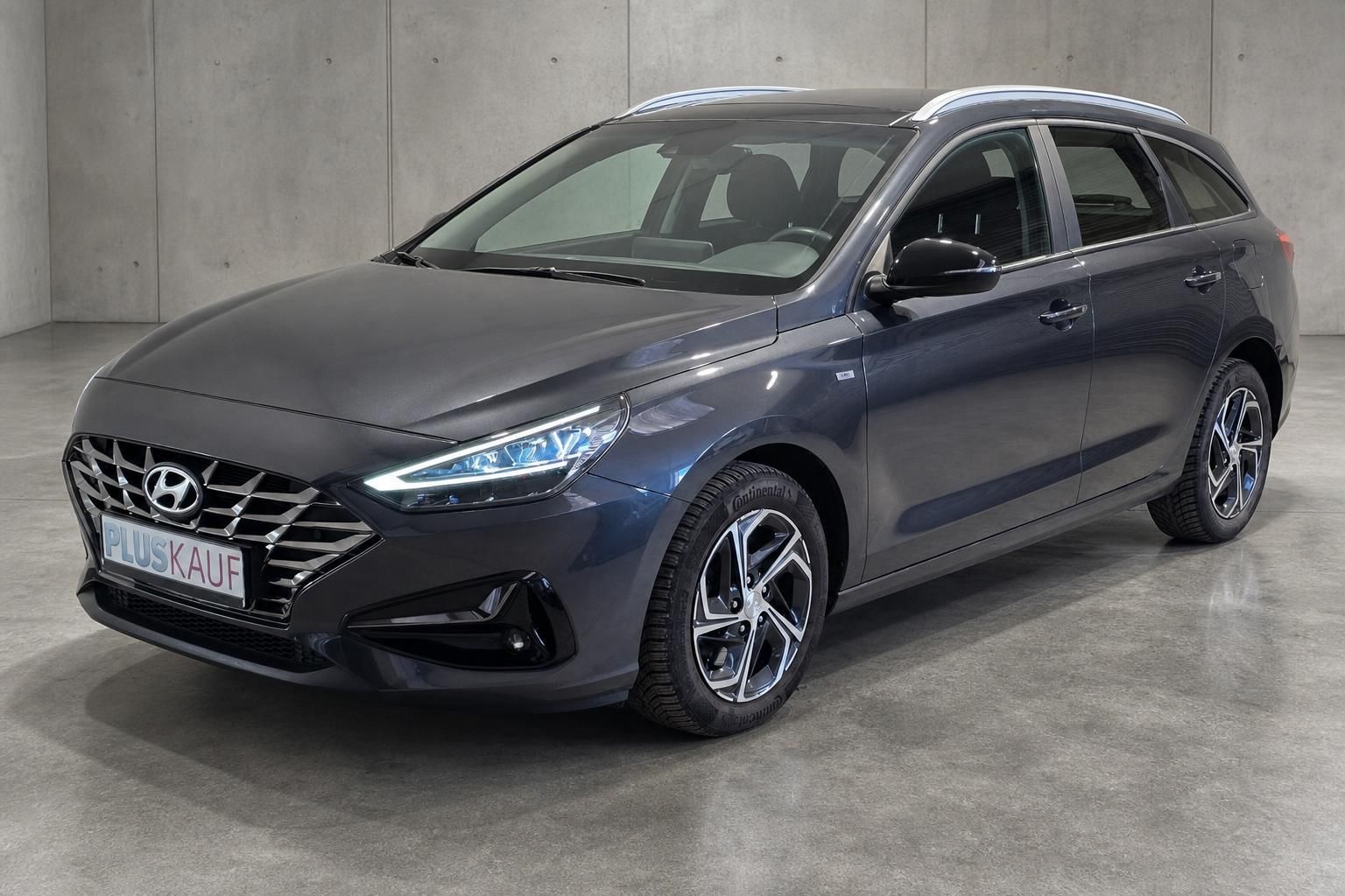 Hyundai i30 Kombi in Grau, Frontansicht schräg von vorne