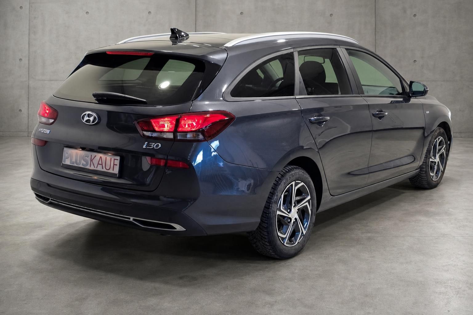 Hyundai i30 Kombi, Heckansicht schräg von hinten in Anthrazit