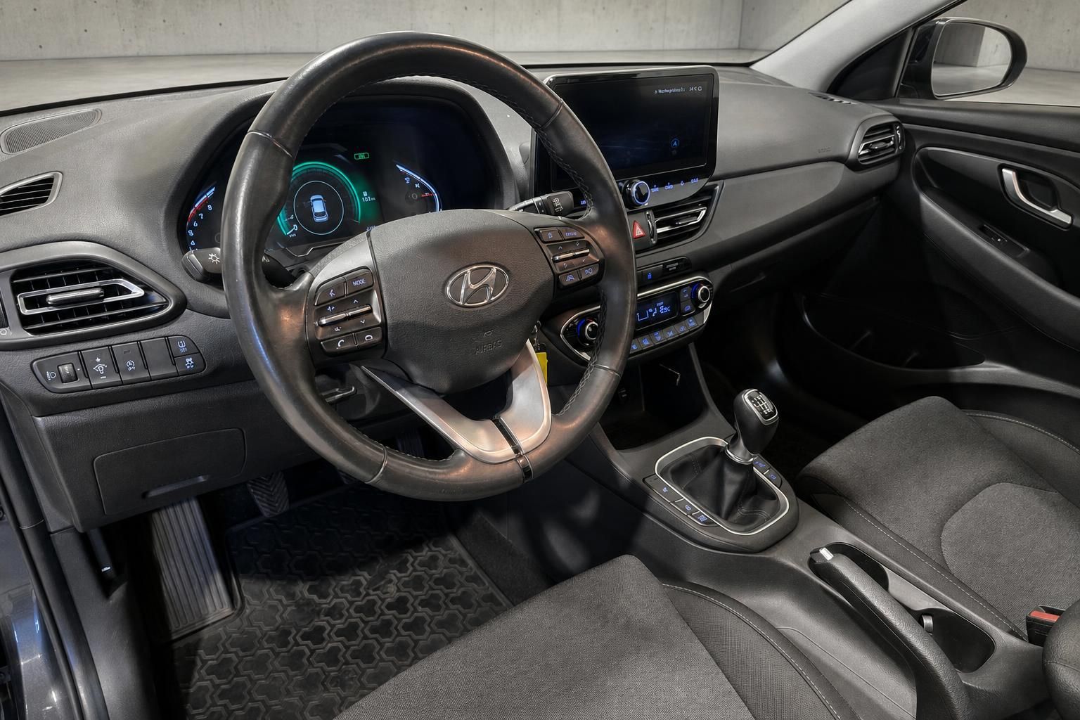 Hyundai i30 Innenraum mit Lenkrad, Cockpit und Schaltung