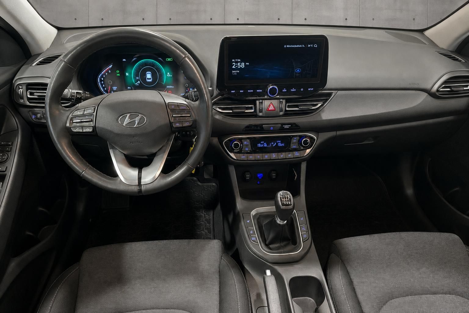 Hyundai Cockpit mit Lenkrad, Digitaltacho und Touchscreen Infotainment