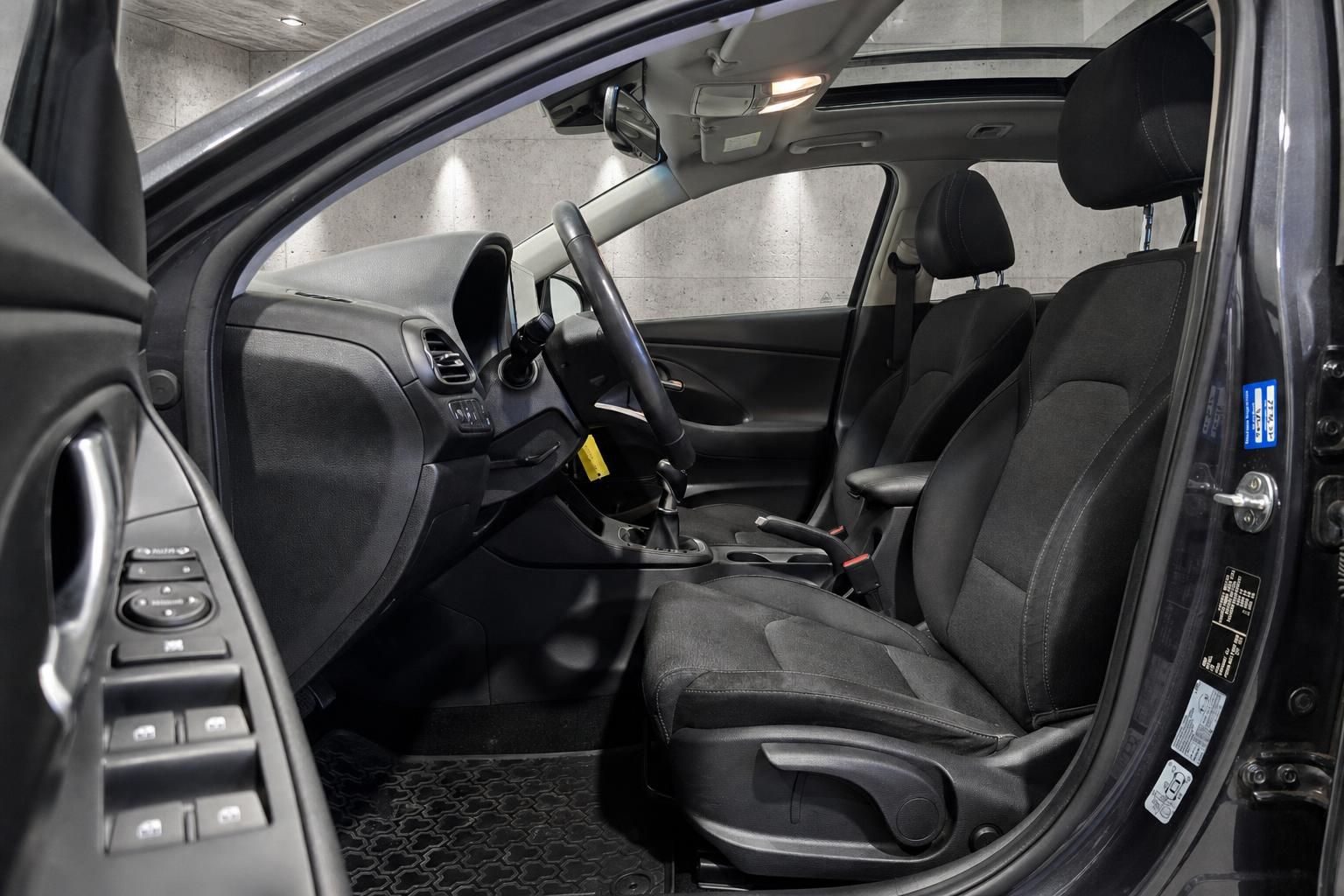 Hyundai Innenraum Vordersitze und Cockpit mit Blick durch offene Fahrertür