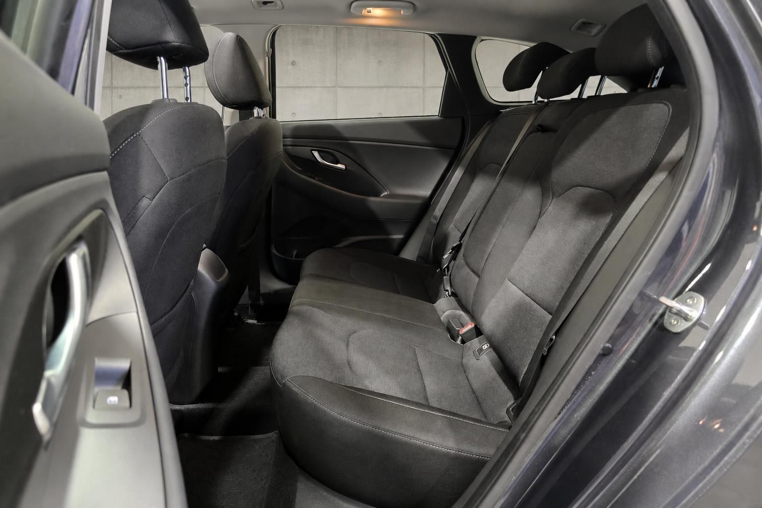 Hyundai Rücksitze mit Kopfstützen und Sicherheitsgurten im Fahrzeuginnenraum
