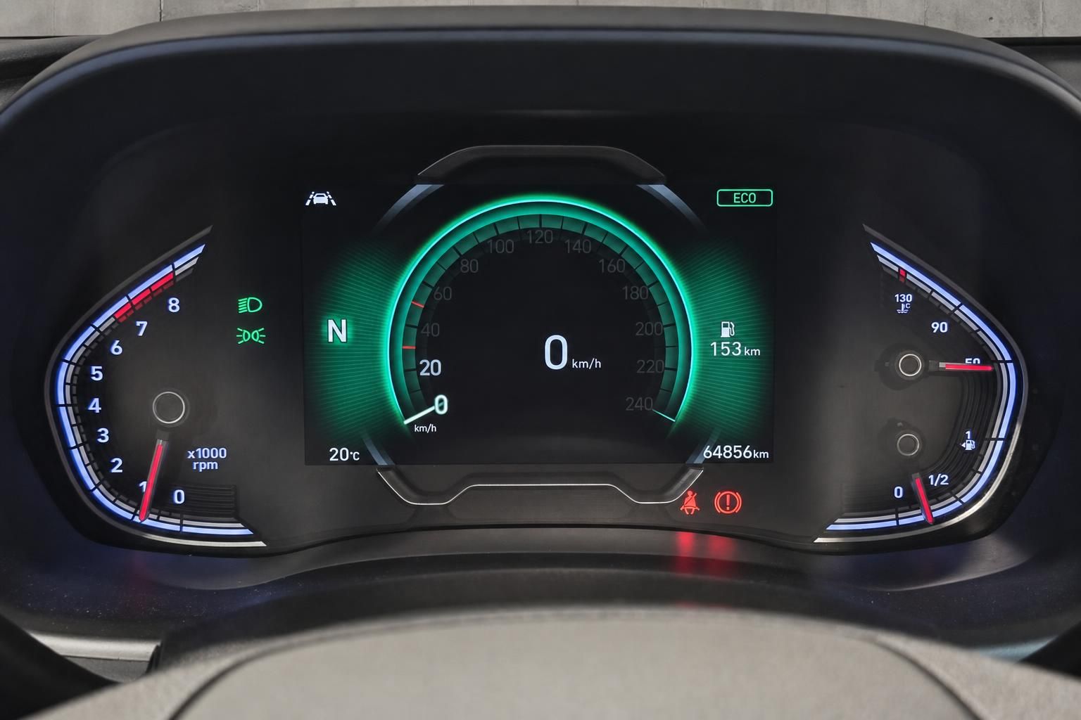 Digitales Kombiinstrument mit Tachometer und Kilometerstand im Hyundai