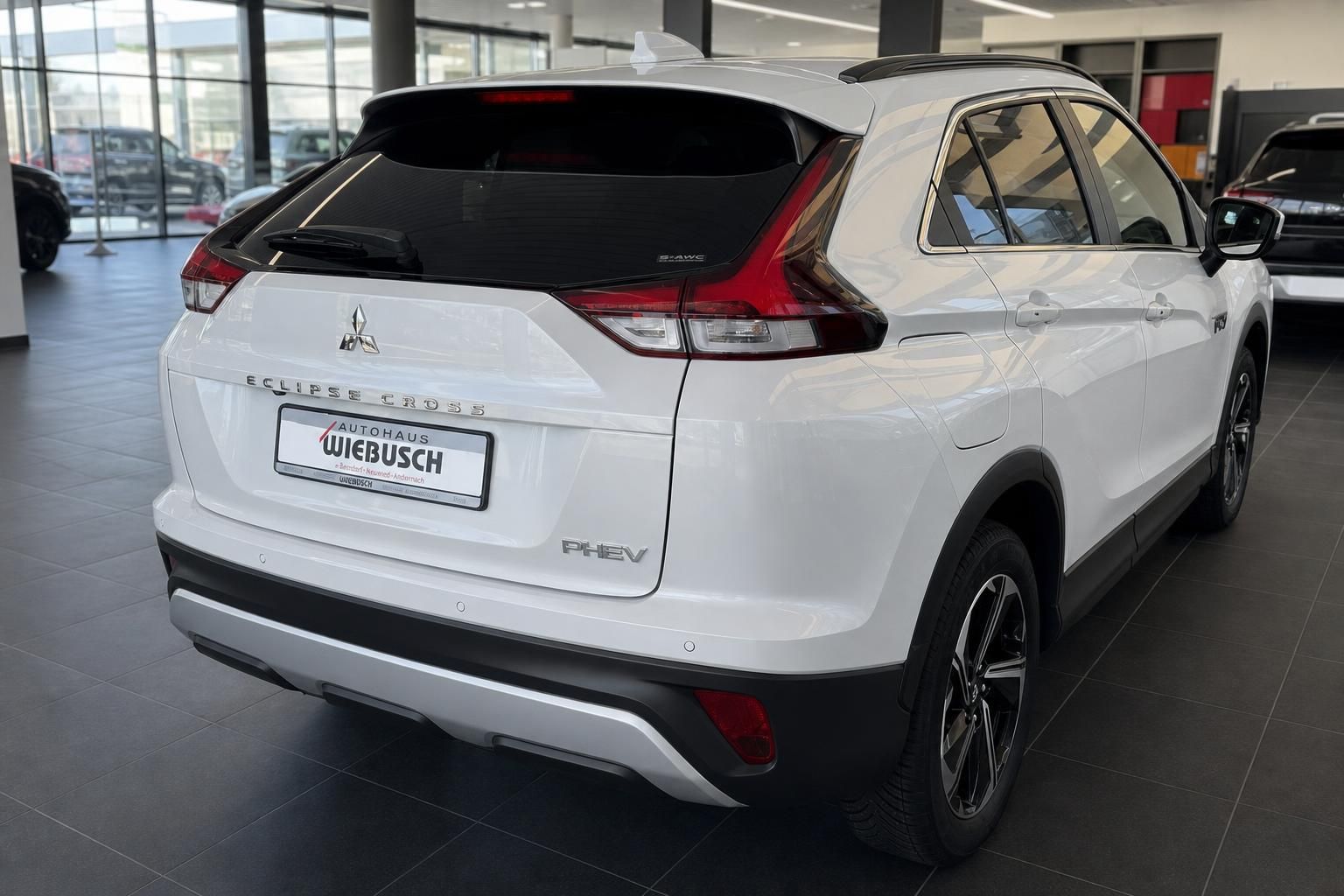 Mitsubishi Eclipse Cross PHEV in Weiß - Heckansicht mit Autohaus Wiebusch Kennzeichenhalter