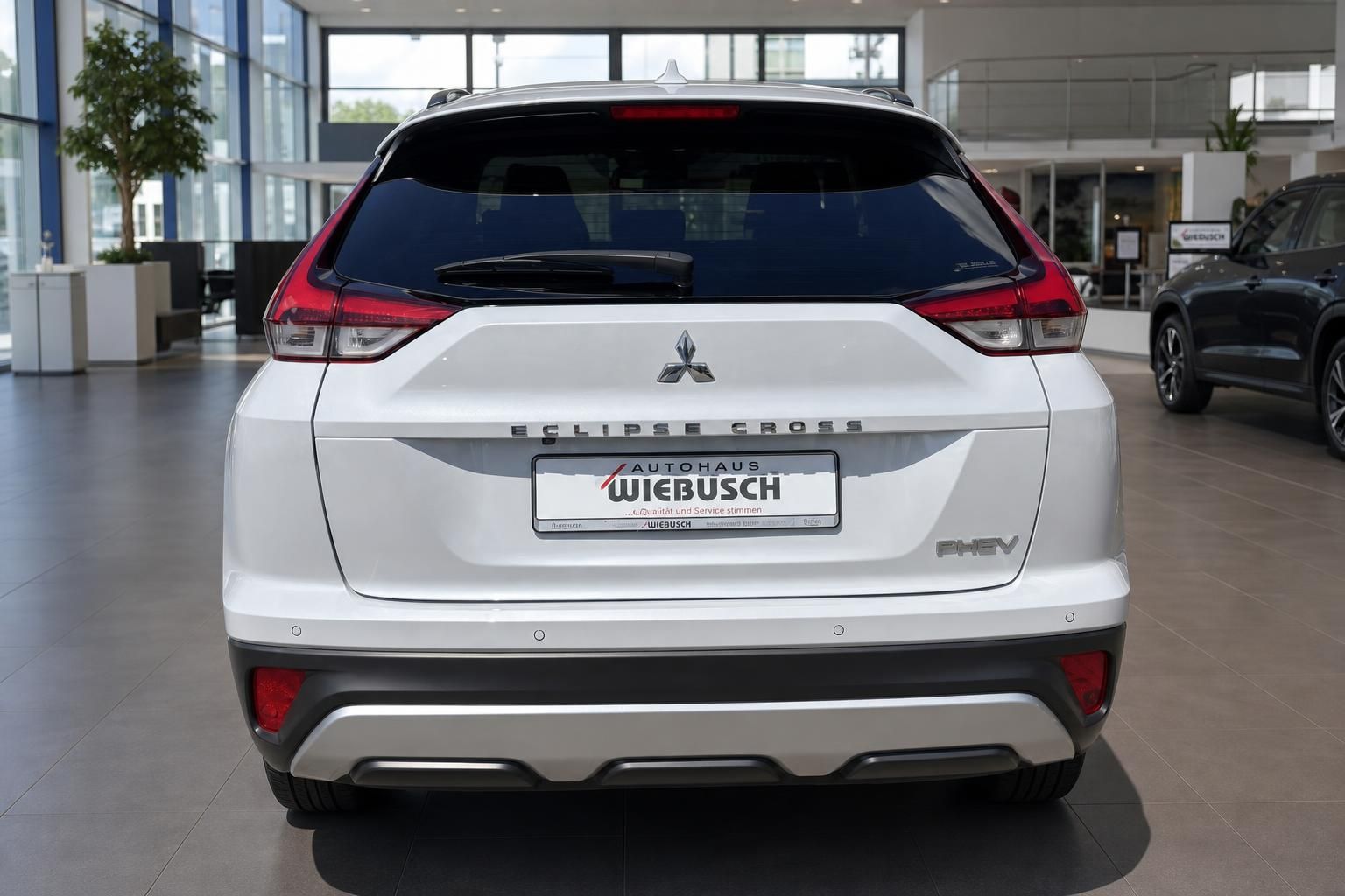 Mitsubishi Eclipse Cross PHEV in Weiß - Rückansicht mit Autohaus Wiebusch Kennzeichenhalter