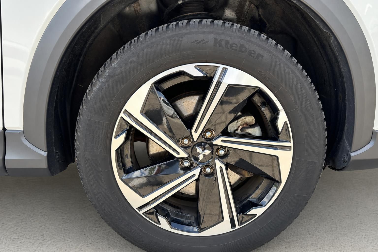 Mitsubishi Eclipse Cross PHEV Leichtmetallfelge mit Kleber Reifen - Detailaufnahme Rad