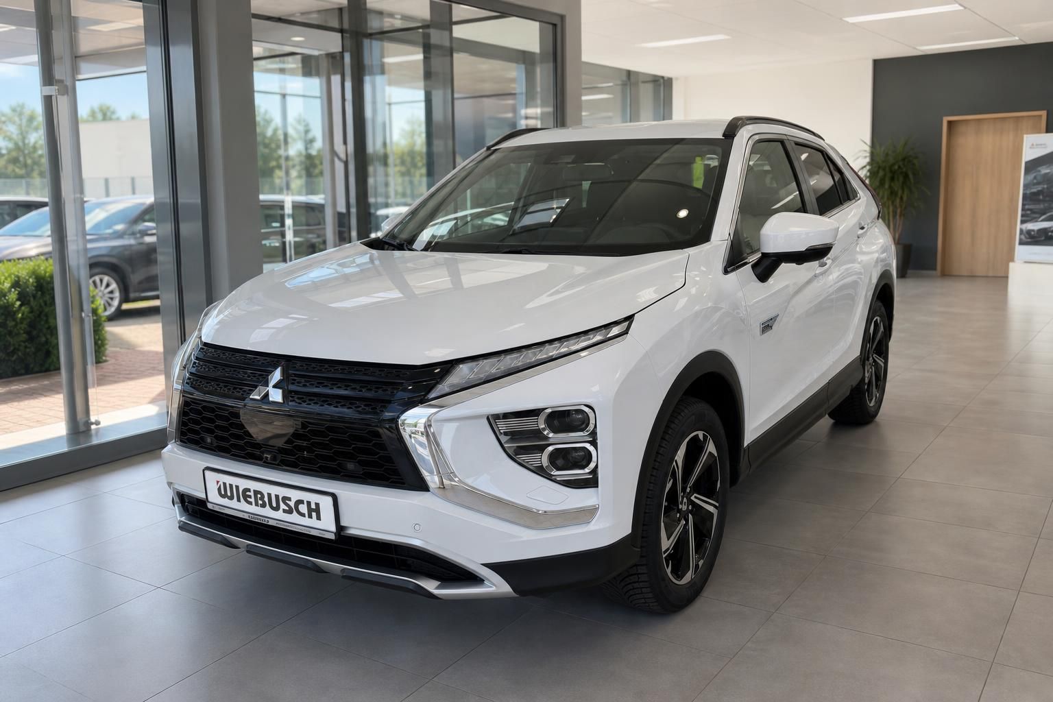Weißer Mitsubishi Eclipse Cross Frontansicht mit markanter LED-Beleuchtung im Autohaus