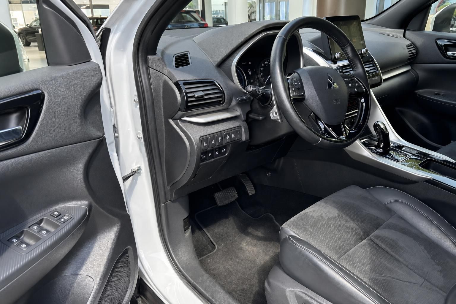 Mitsubishi Eclipse Cross Innenraum mit schwarzen Ledersitzen und modernem Cockpit
