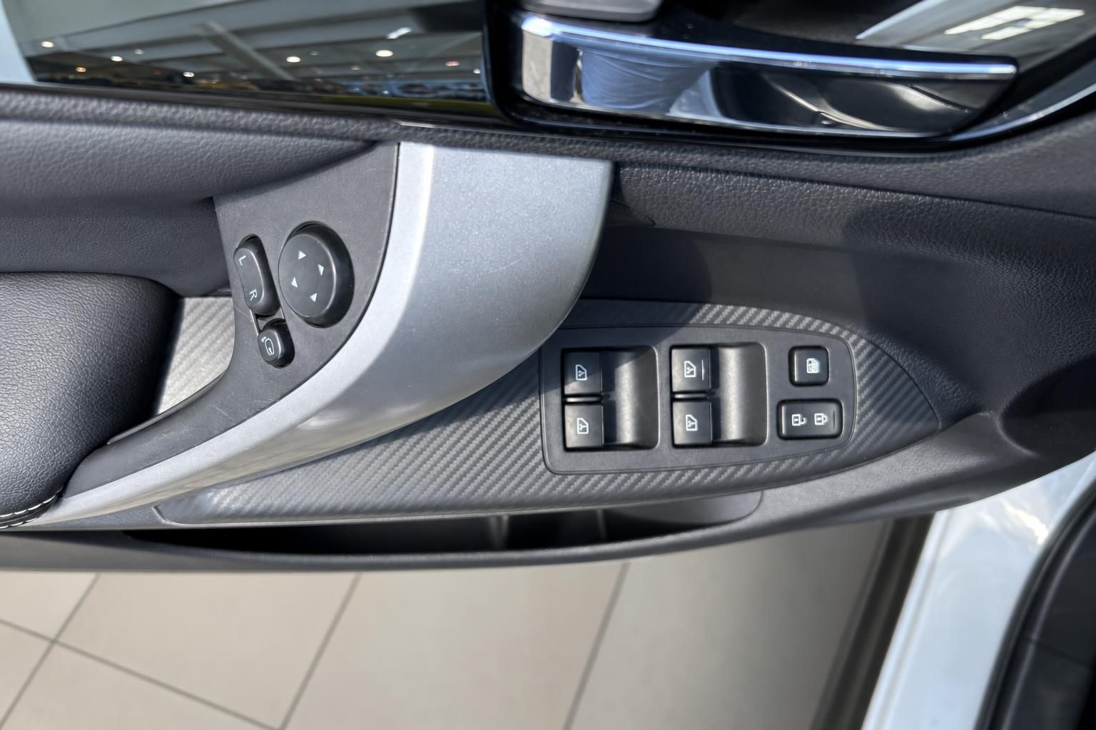 Mitsubishi Eclipse Cross Türverkleidung mit Carbon-Optik und elektrischen Fensterhebern