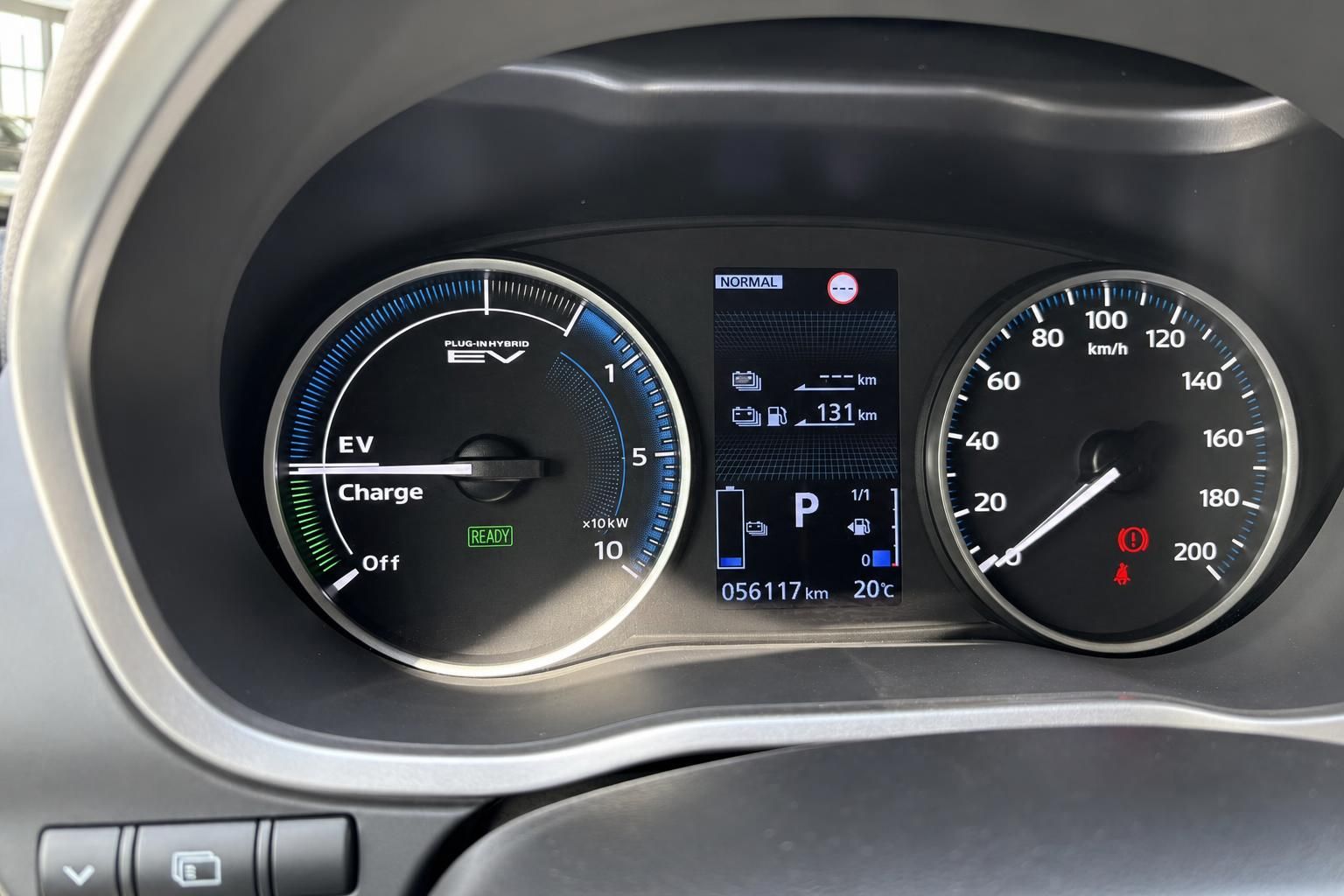 Mitsubishi Eclipse Cross Armaturenbrett mit Plug-In-Hybrid Display und digitalen Anzeigen