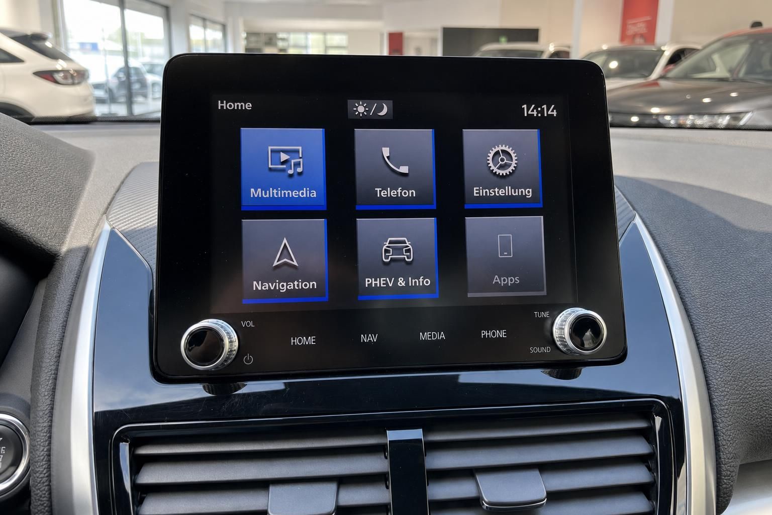 Touchscreen Infotainmentsystem mit Navigation und PHEV Funktionen