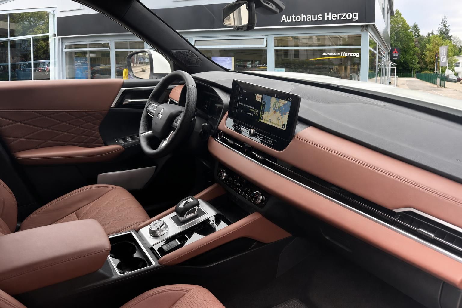 Mitsubishi Outlander Innenraum mit brauner Lederausstattung und digitaler Instrumentierung