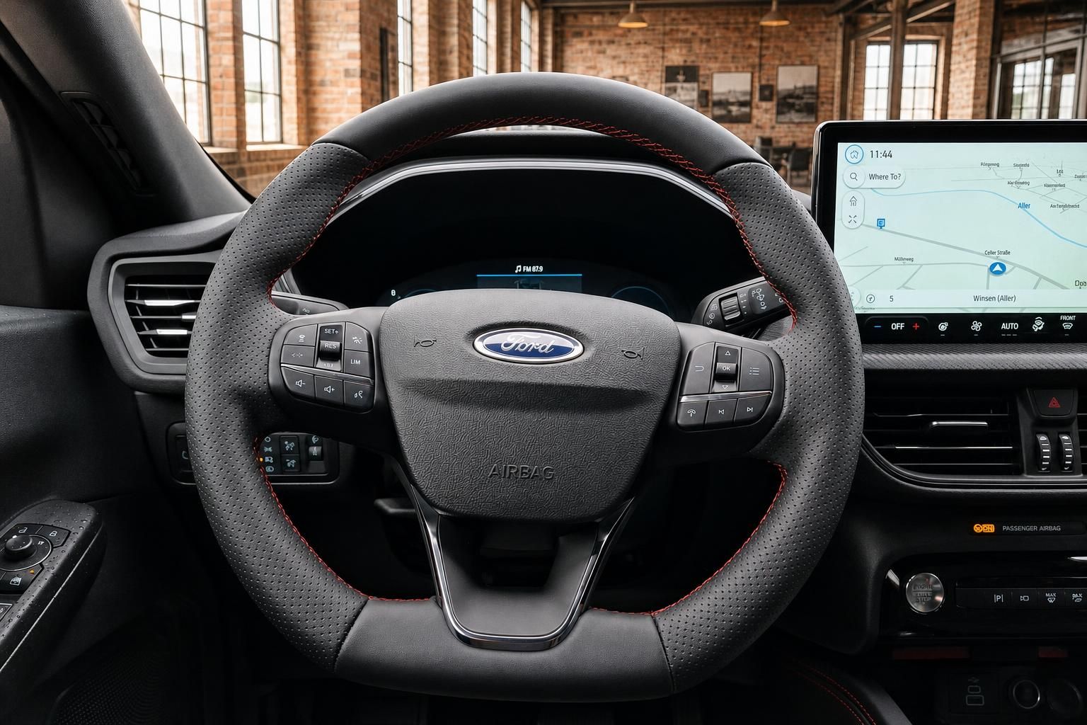 Ford Lenkrad Nahaufnahme mit Bedienelementen und Navigationsdisplay