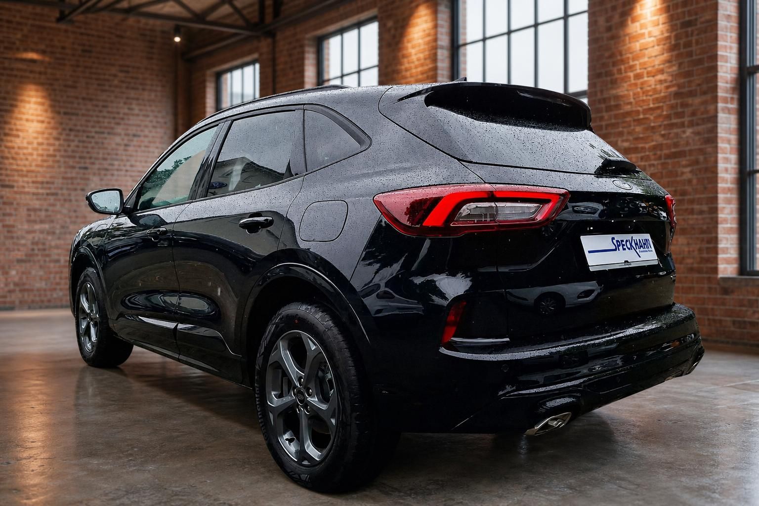 Ford Kuga schwarz, Heck-Seitenansicht mit Rückleuchten