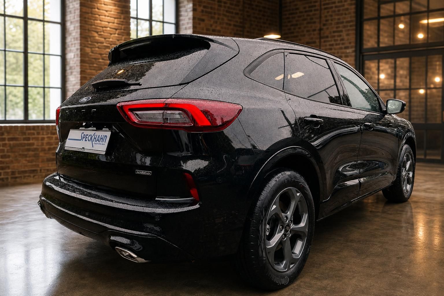 Ford Kuga Hybrid schwarz, Heck-Seitenansicht mit Leichtmetallfelgen