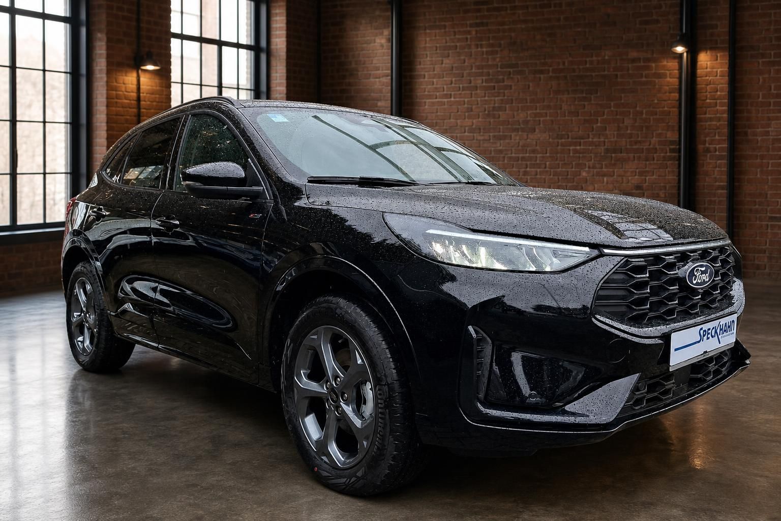 Ford Kuga schwarz, Frontansicht mit Kühlergrill und Ford-Logo