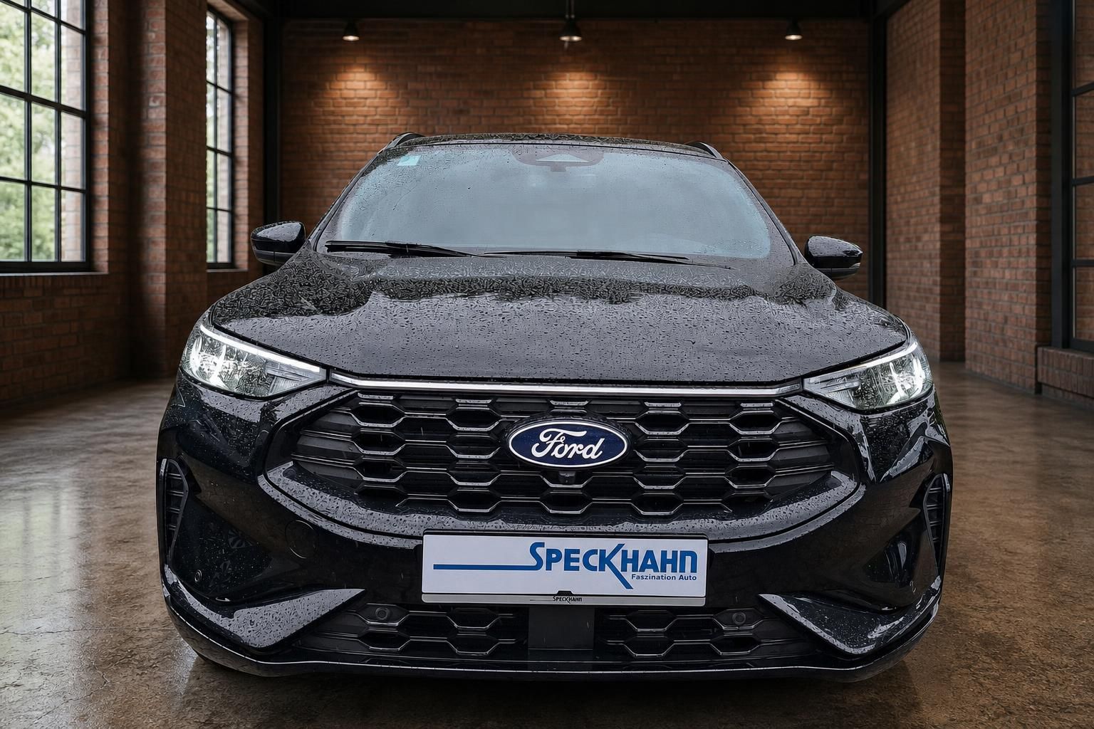 Ford Kombi in Schwarz, Frontansicht mit Kuehlergrill und LED-Scheinwerfern