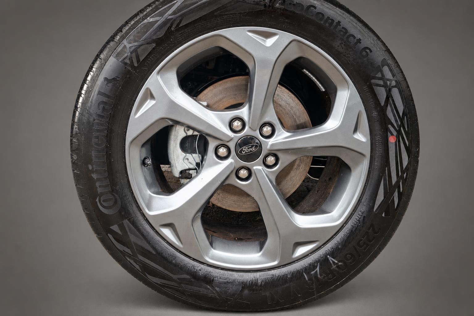 Ford Leichtmetallfelge mit Continental Reifen im Detail