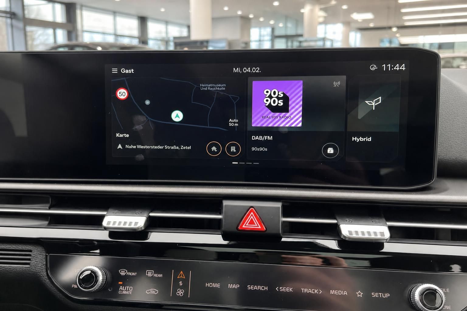 Kia Infotainment-Display mit Navigation und Radioanzeige im Detail