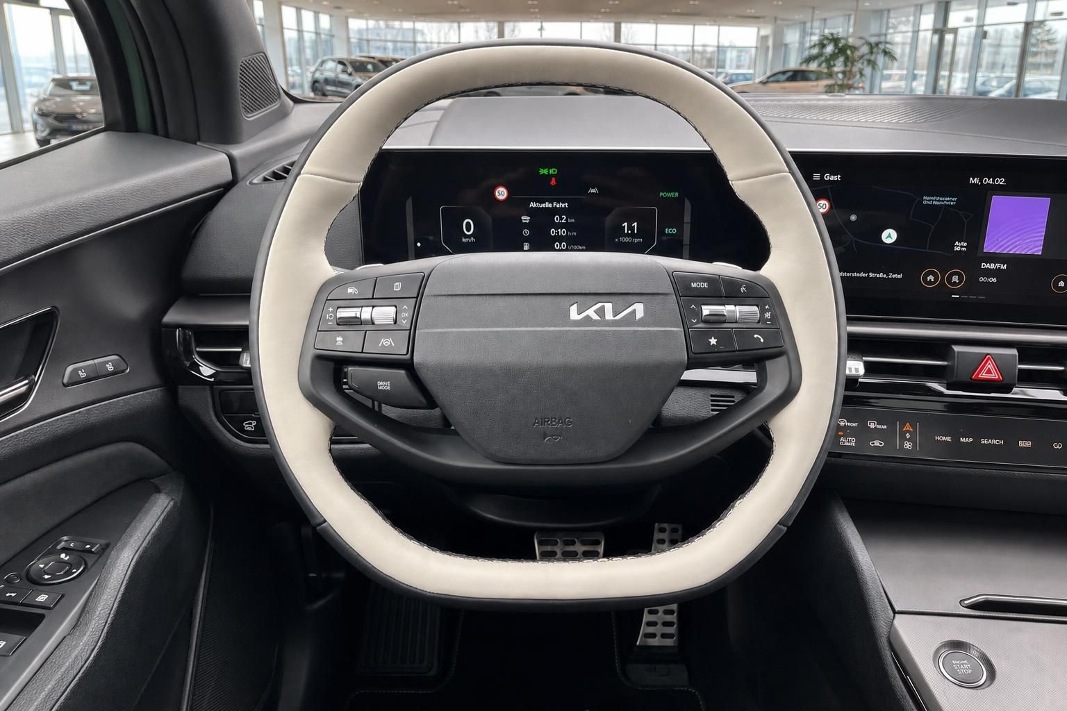 Kia Lenkrad mit Multifunktionstasten und Digitalcockpit im Innenraum