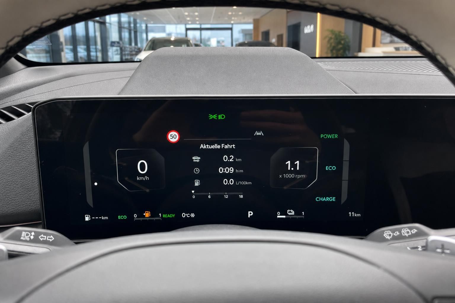Digitales Kombiinstrument mit Fahrdaten hinter dem Lenkrad im Auto
