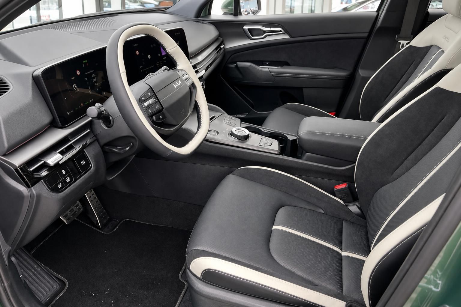 Kia Innenraum mit Ledersitzen und digitalem Cockpit im Detail