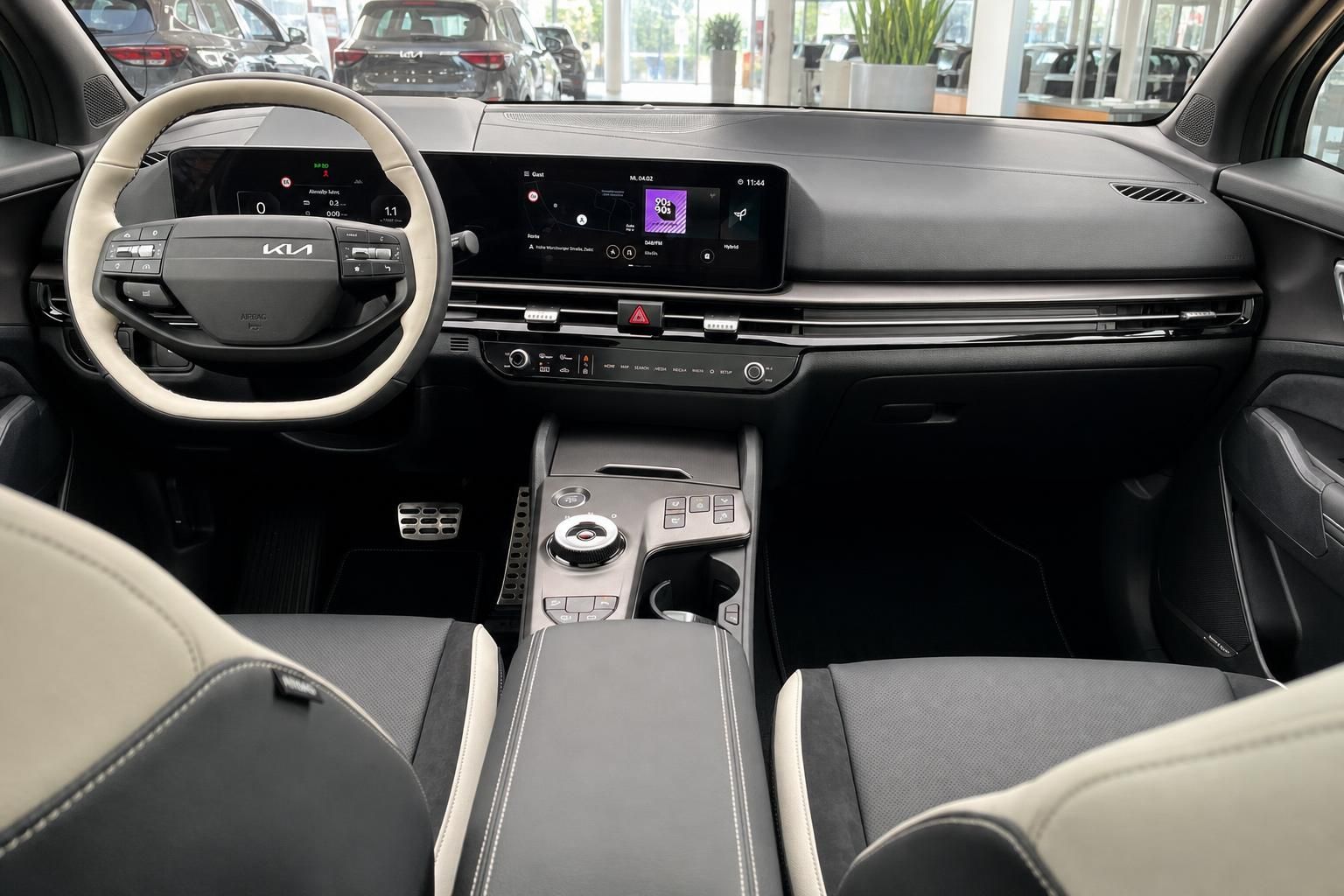 Kia Cockpit mit Lenkrad, Touchscreen und Sitzen in der Ansicht