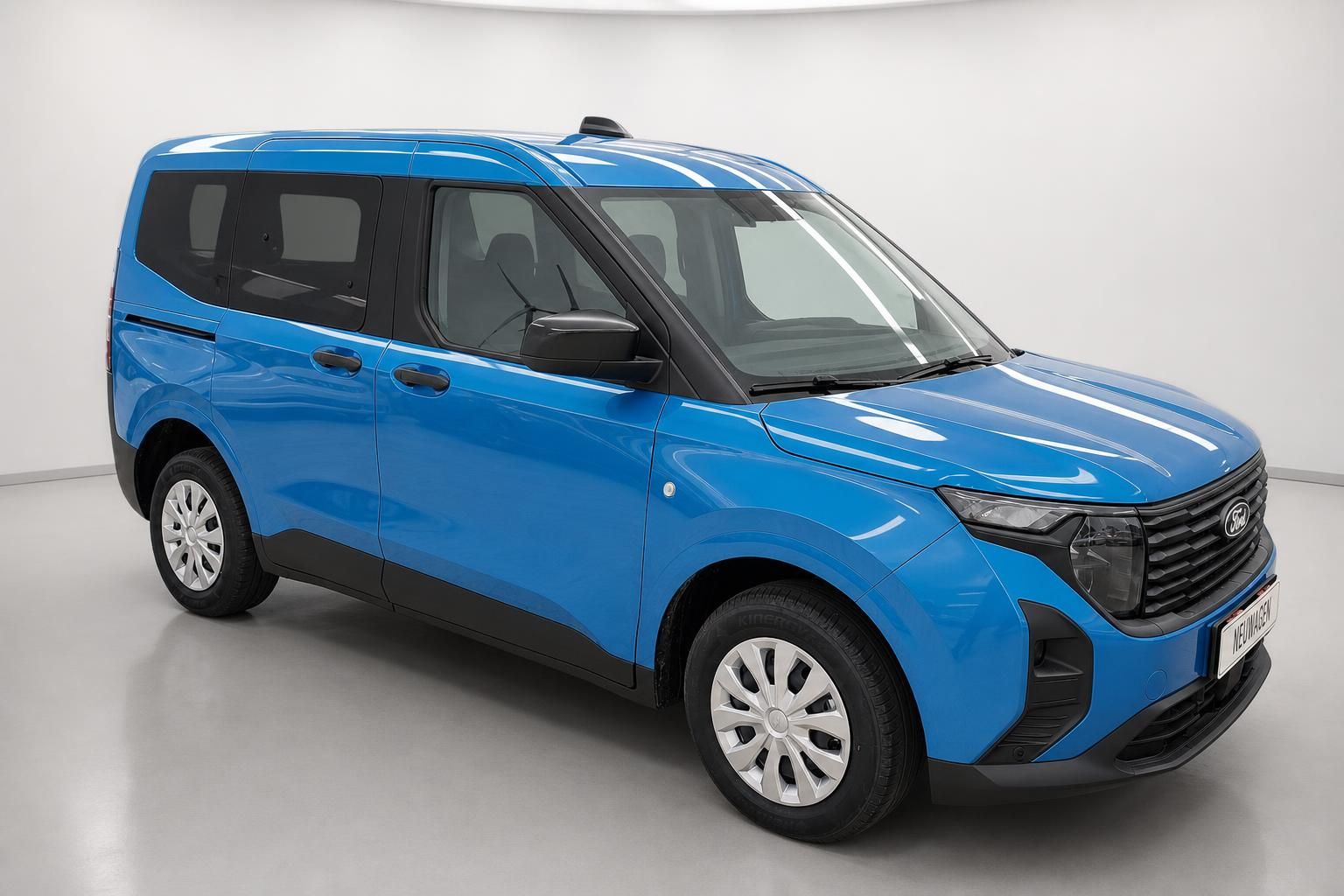 Ford Tourneo Courier blau, Frontansicht schraeg im Fotostudio
