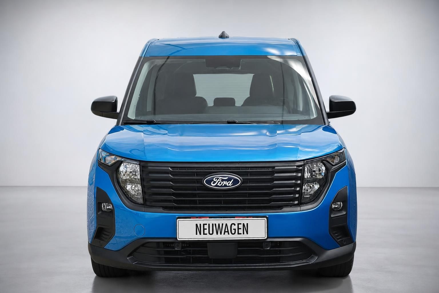 Ford Tourneo Courier blau, Frontansicht mit Ford Logo im Studio