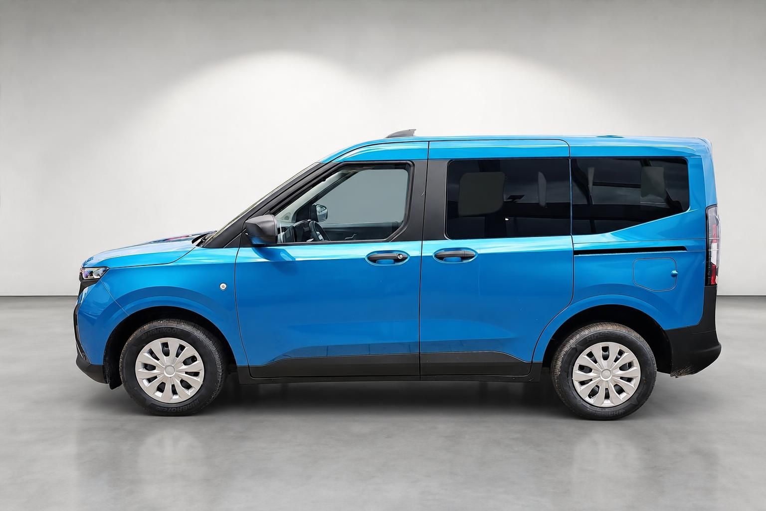 Ford Tourneo Courier blau, Seitenansicht im Fotostudio