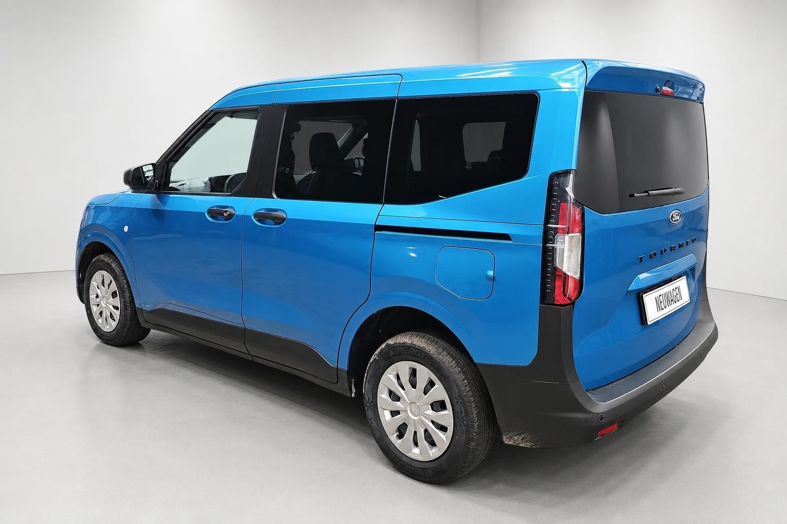 Ford Tourneo Courier blau, Heckansicht schraeg im Studio