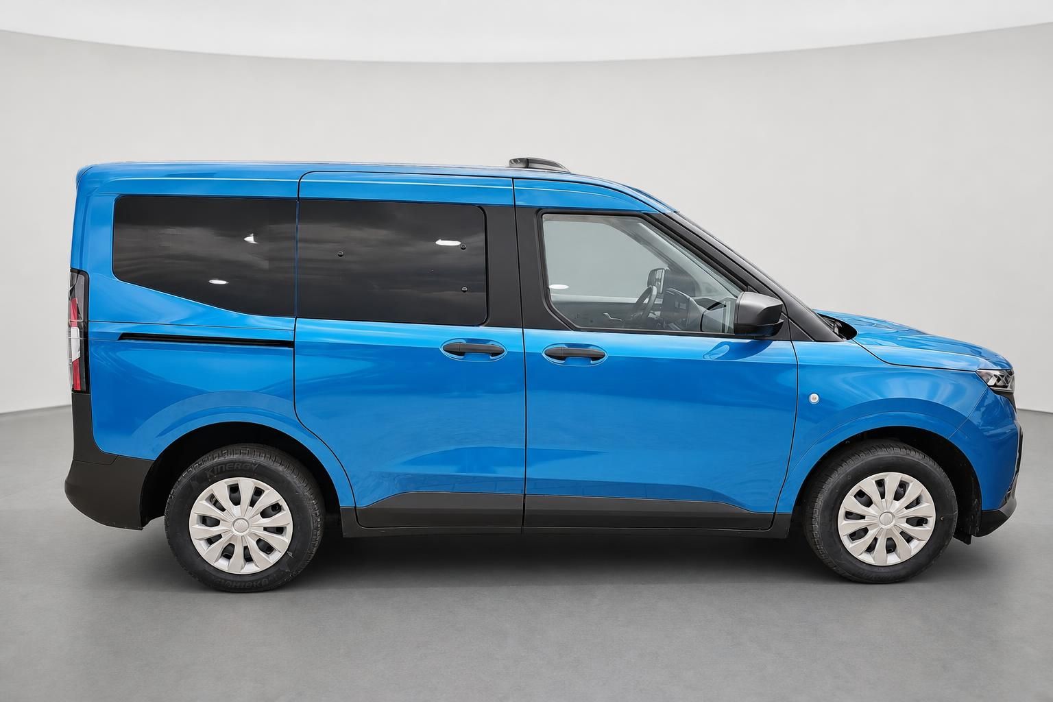 Ford Tourneo blau Seitenansicht Van Studioaufnahme