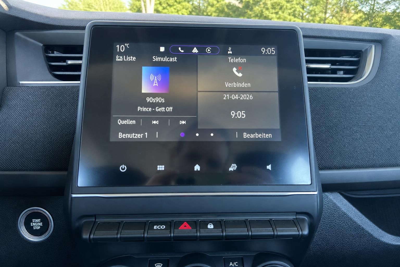 Auto Infotainment-System - Touchscreen-Display mit Multimedia und Navigationsmenü