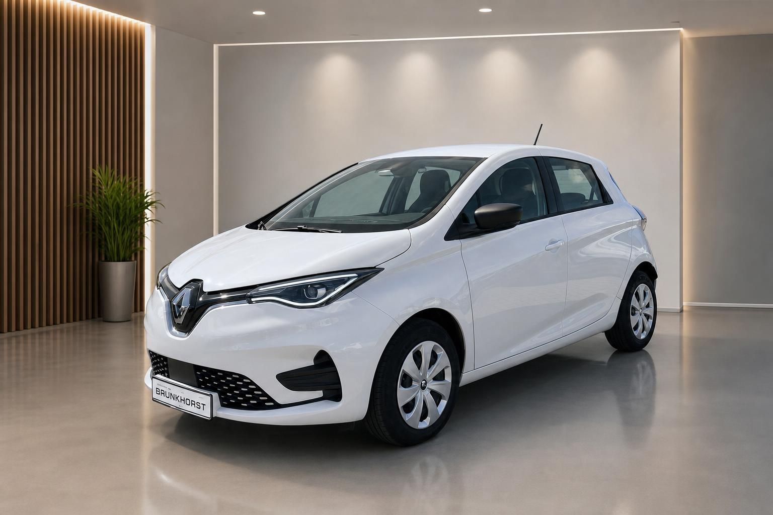 Weißer Renault ZOE Elektroauto in modernem Showroom - Seitenansicht des Kleinwagens