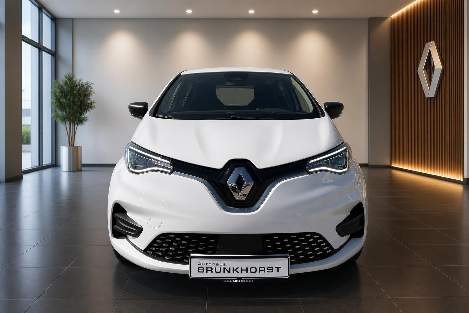 Renault ZOE Frontansicht weiß - Elektroauto mit LED-Scheinwerfern im Showroom