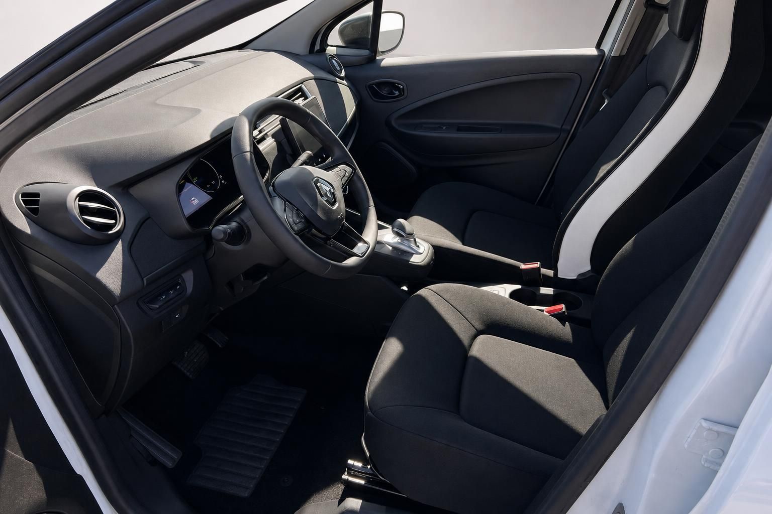 Renault ZOE Innenraum - Fahrersitz, Lenkrad und Armaturenbrett des Elektrofahrzeugs