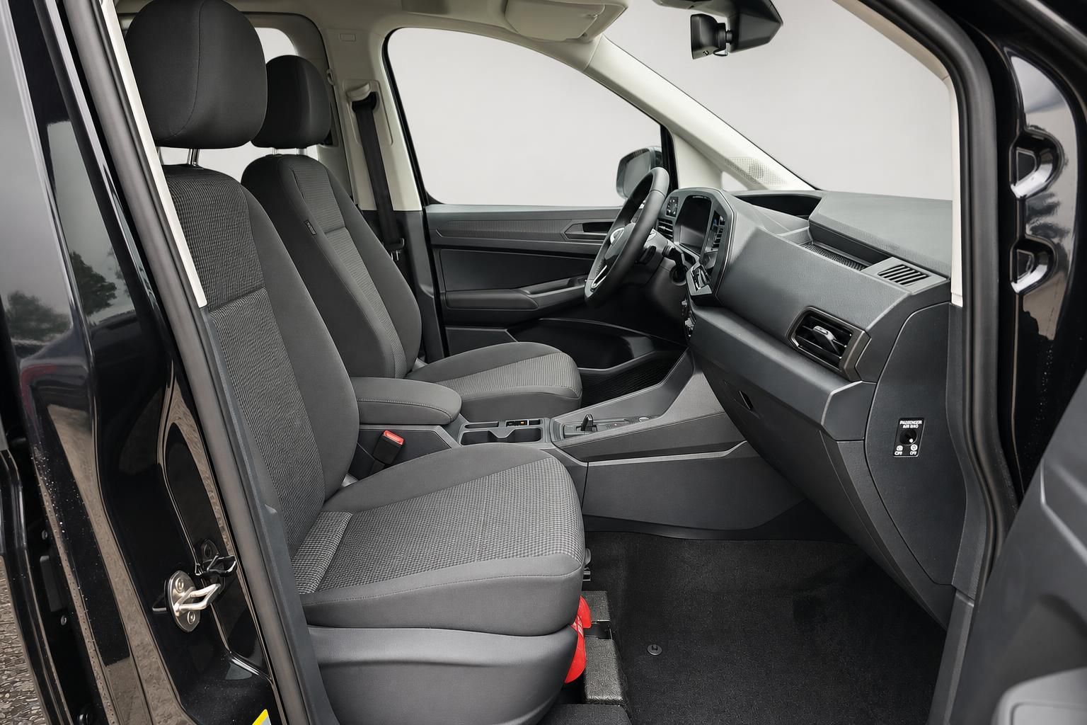 VW Caddy Innenraum Vordersitze und Cockpit Ansicht