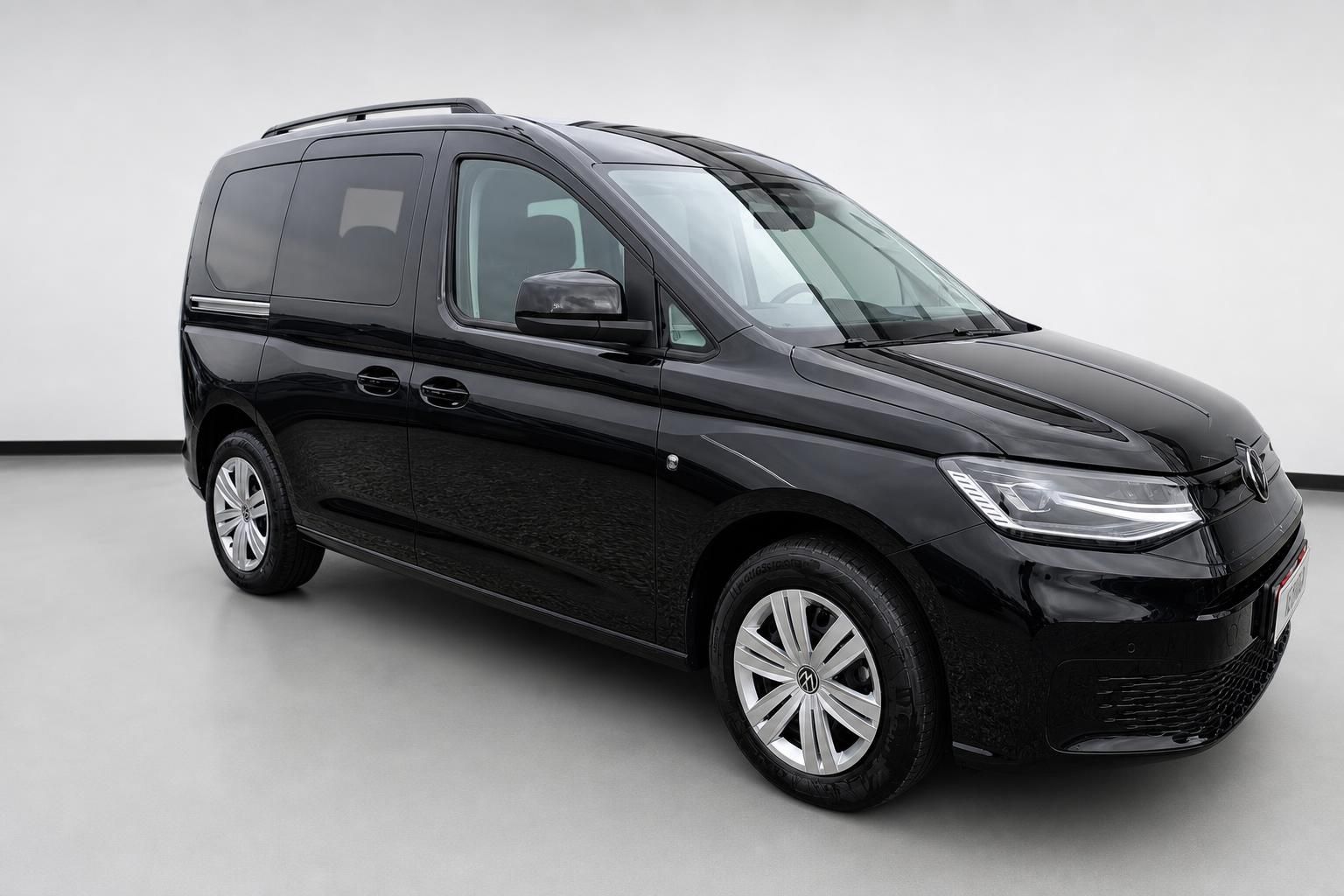 VW Caddy schwarz Dreiviertelansicht vorne Studiofoto