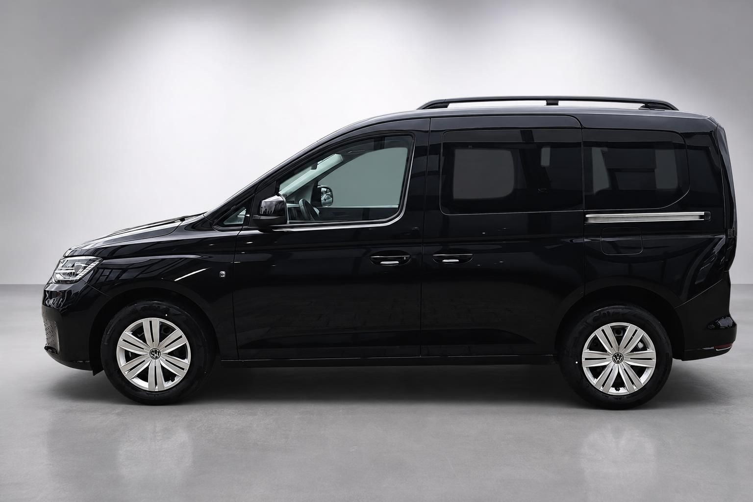 VW Caddy schwarz Seitenansicht Neuwagen im Studio