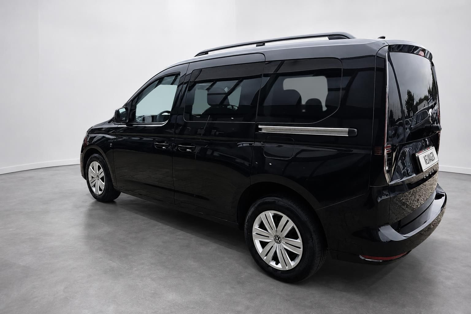 VW Caddy schwarz Heckansicht seitlich im Autohaus