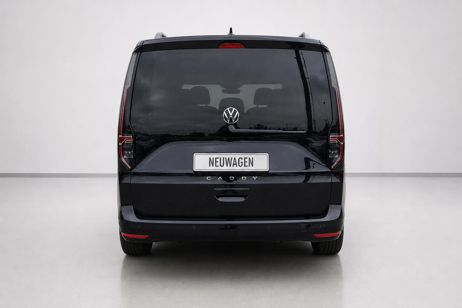 VW Caddy schwarz Heckansicht frontal mit VW Logo