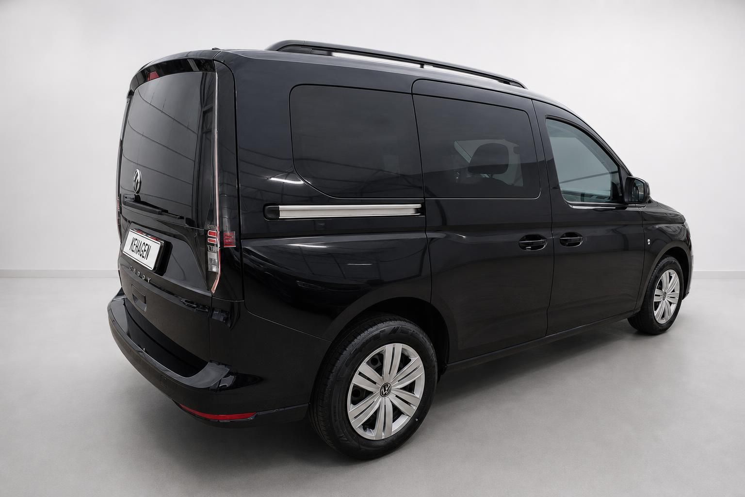 VW Caddy schwarz Heck- und Seitenansicht Studioaufnahme