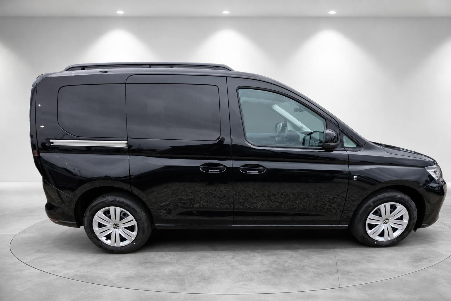 VW Caddy schwarz Seitenansicht komplett im Studio