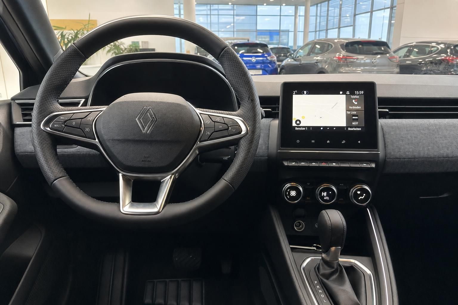 Renault Clio Innenraum mit Lenkrad, Touchscreen und modernem Cockpit - Fahrzeug-Interieur