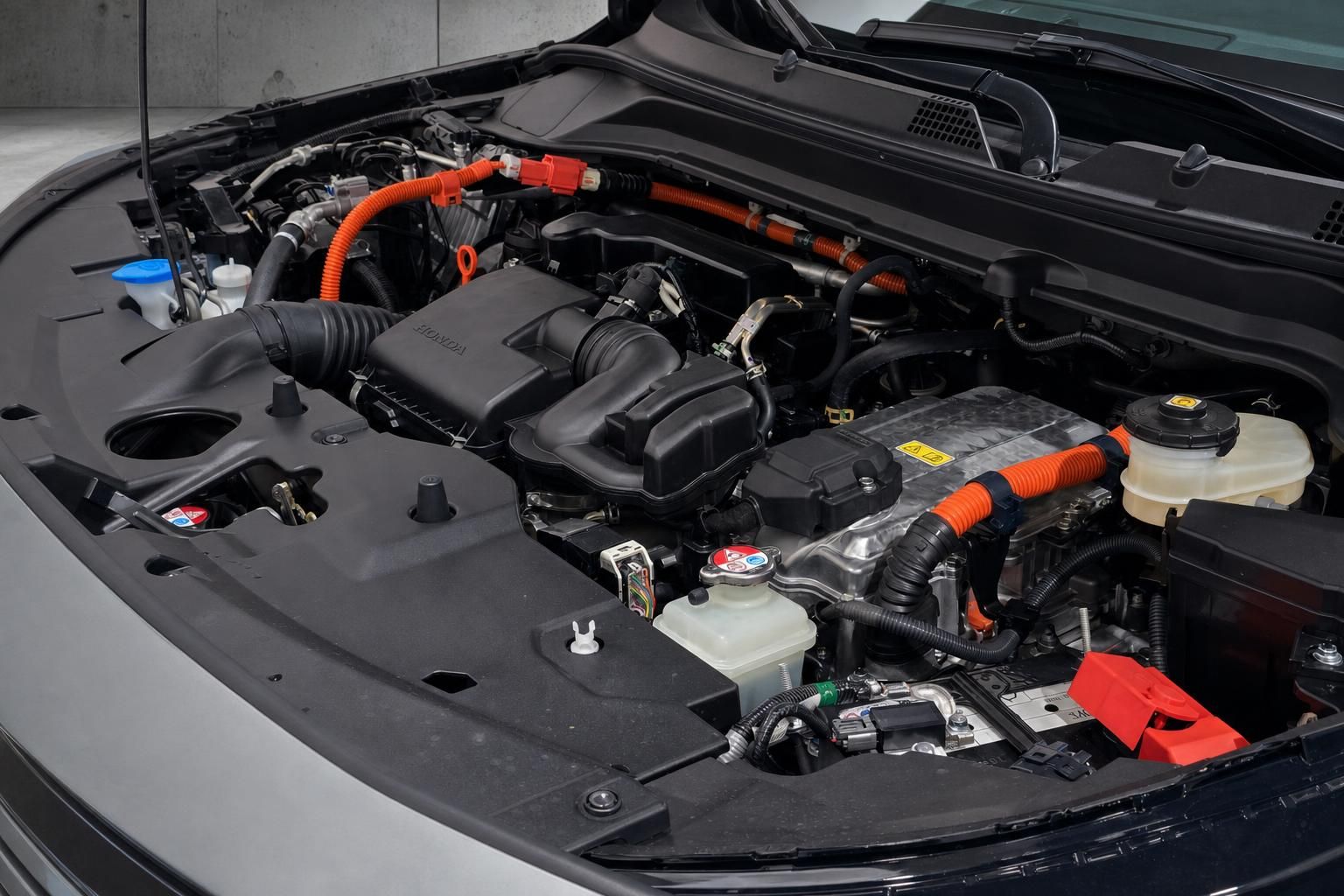 Honda Hybrid-Motorraum mit Batterie und orangenen Hochvoltkabeln