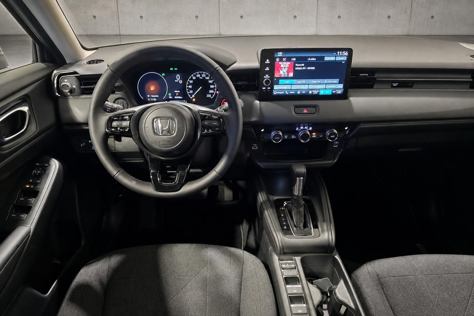 Honda Cockpit mit Lenkrad, Tacho und Touchscreen Infotainment
